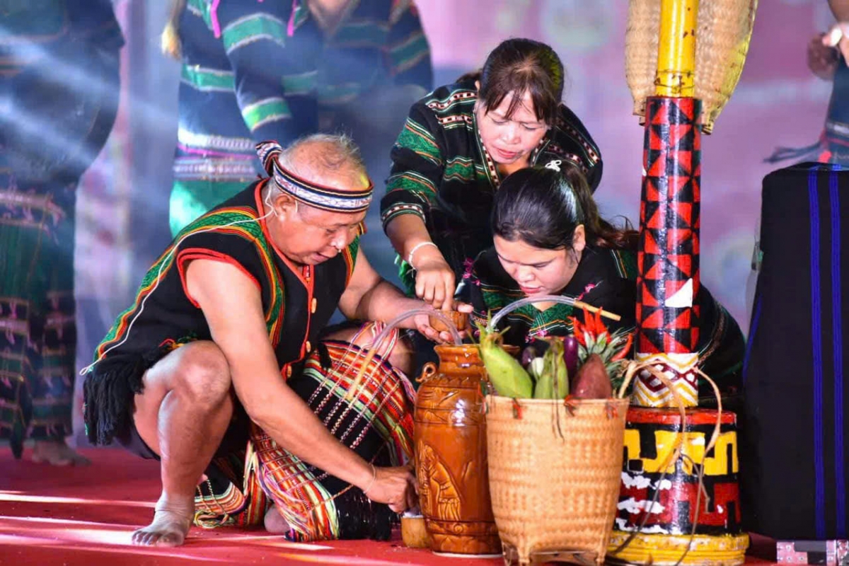 H’Broi (au centre) participe à une cérémonie traditionnelle M’nông de prière pour la pluie. Photo : Thi Doat / VOV dans les hauts plateaux du Centre