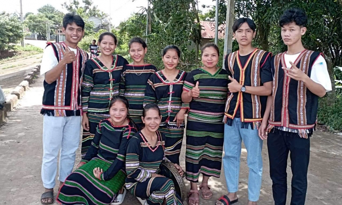 Les membres du groupe de danse folklorique de l’Union de la jeunesse de la commune de Nâm Nung. Photo: Thi Doat / VOV dans les hauts plateaux du Centre