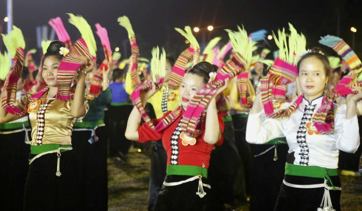 Thai women from Muong Lo perform Xoe dance. (Photo: Dinh Tuan/VOV-Northwest region)