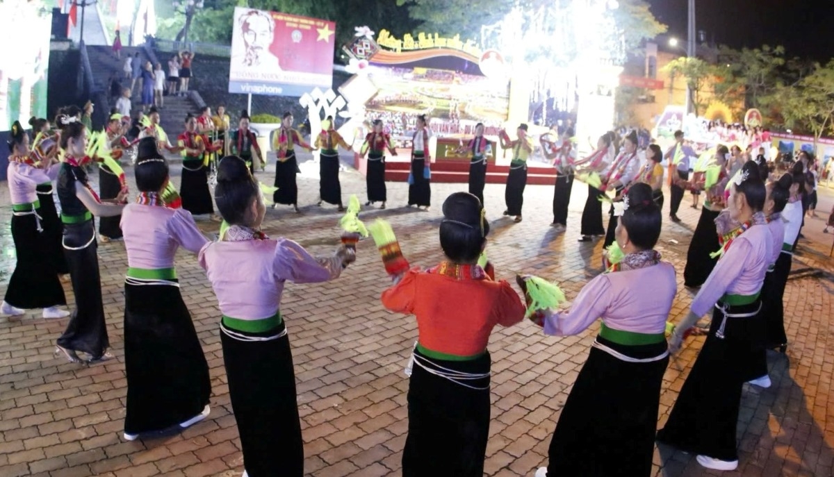 Tidak hanya di festival atau acara khusus, tetapi tari Xoe Thai juga hadir dalam kehidupan sehari-hari. Foto: Dinh Tuan/VOV