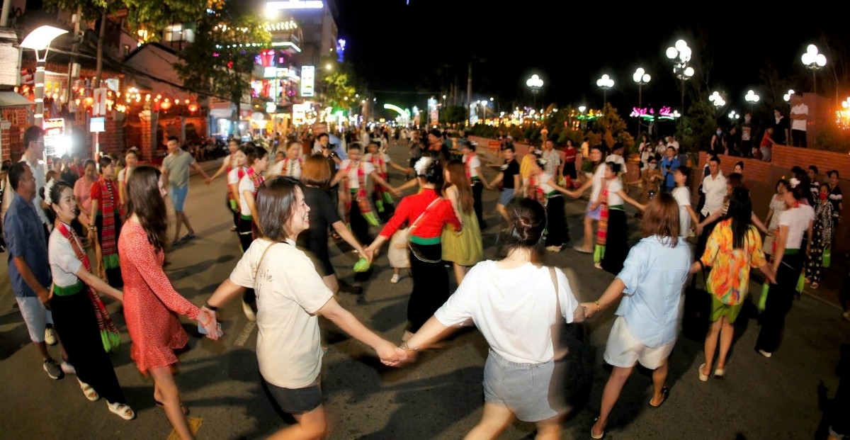 Warga etnis Thai di Muong Lo mempromosikan tari Xoe di kota-kota besar. Foto: Dinh Tuan/VOV