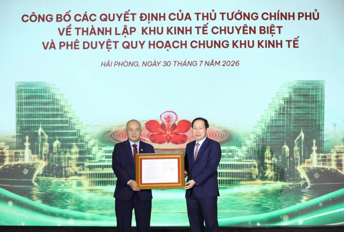 
Deputy Prime Minister Le Tien Chau (R) presents the Prime Minister’s decisions on the establishment of the Hai Phong Specialized Economic Zone and the approval of the master plan for the Southern Hai Phong Coastal Economic Zone. (Photo: Thanh Nga/VOV-Northeast)
