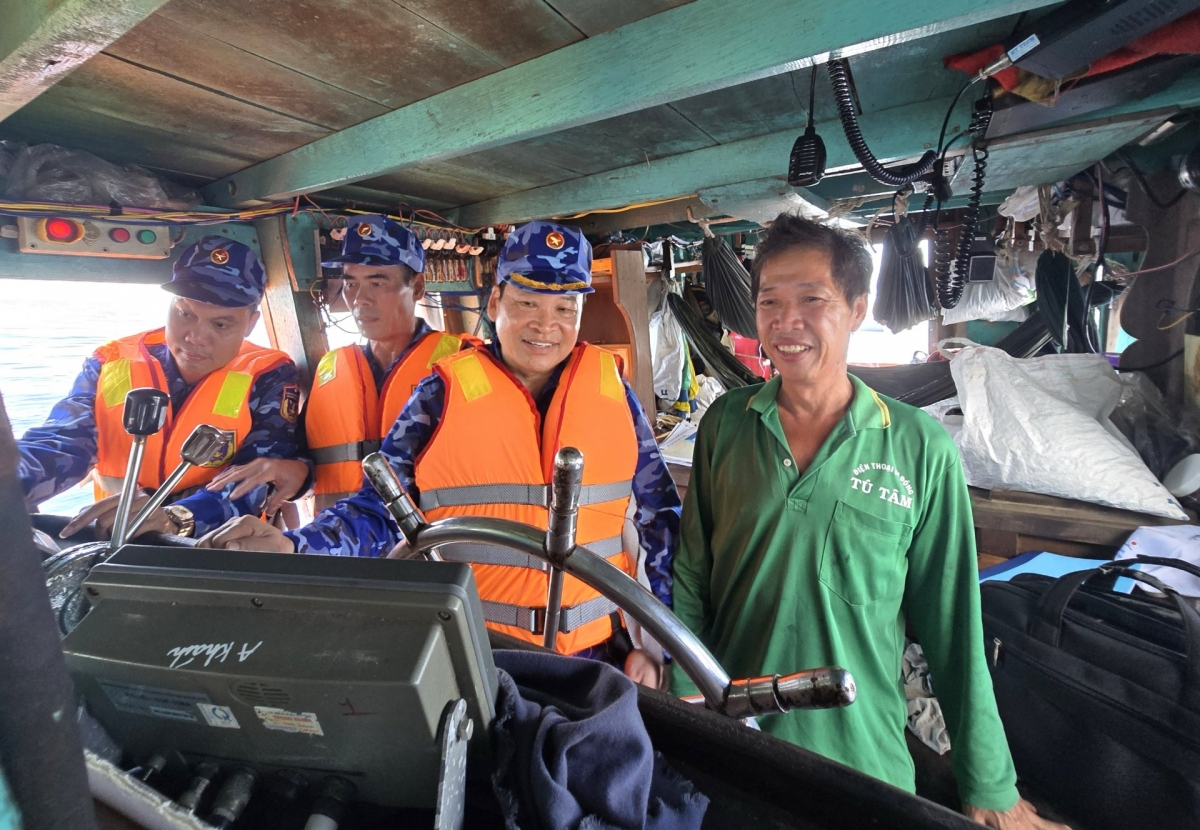 A working delegation of the Vietnam Coast Guard inspects a fishing vessel in the southwestern waters. (Photo: Tran Hieu/VOV)