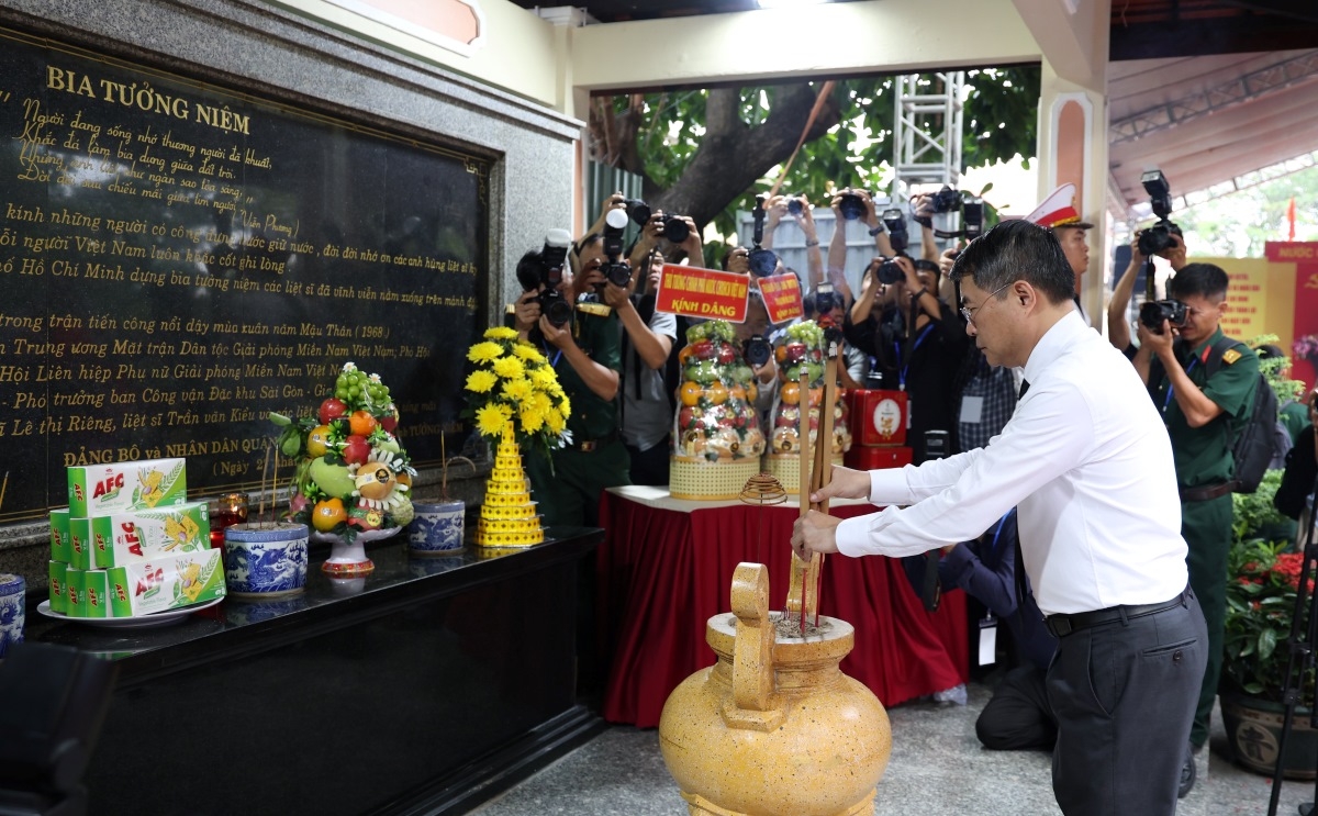 PM Le Minh Hung melakukan upacara penghormatan dan mempersembahkan dupa di Tugu Peringatan Para Pahlawan dan Martir di Taman Le Thi Rieng. Foto: Ty Huynh/VOV