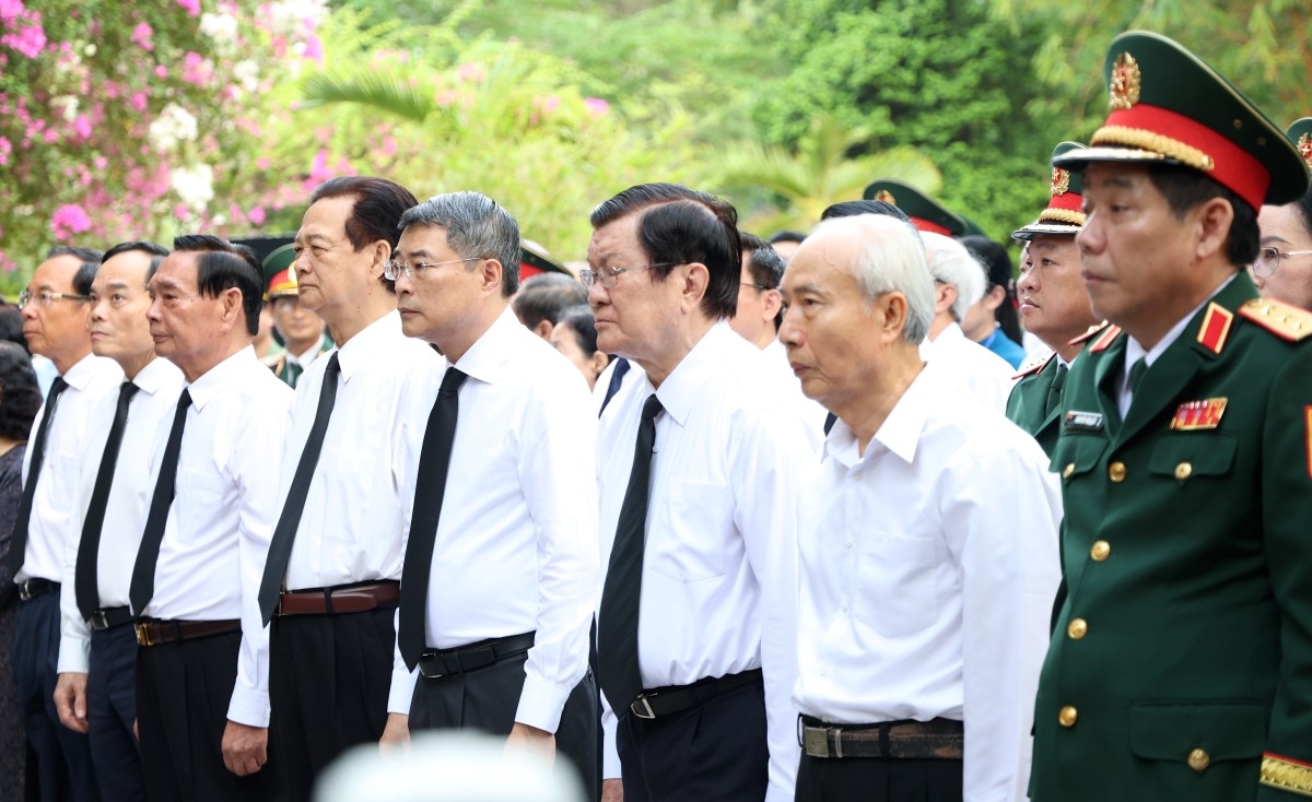 Delegasi para pemimpin dan mantan pemimpin Partai serta Negara melakukan upacara penghormatan dengan membakar hio dan meletakkan bunga untuk mengenang almarhum Sekretaris Jenderal Tran Phu dan para Pahlawan, sebelum menghadiri upacara pelaksanaan pencarian dan pengumpulan kembali tulang belulang para martir. Foto: Ty Huynh/VOV