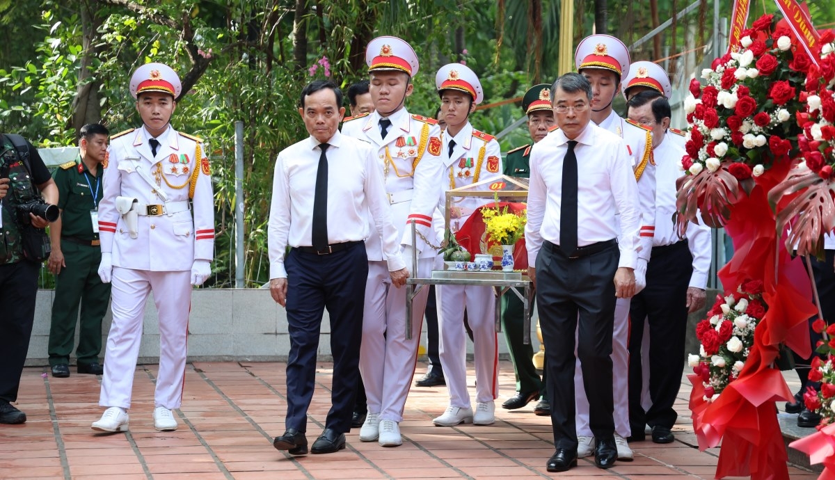 Le Premier ministre Lê Minh Hung et le secrétaire du Comité du Parti pour Hô Chi Minh-Ville, Trân Luu Quang, procèdent au transfert solennel des restes de martyrs récemment découverts vers la maison funéraire. Photo: Ty Huynh/VOV-Hô Chi Minh-Ville