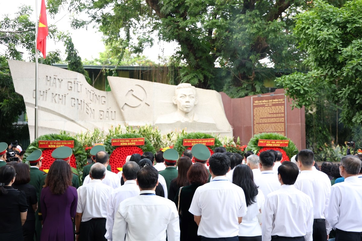 Delegation of incumbent leaders and former leaders of the Party, State, the Ministry of National Defense, the Ministry of Public Security, Ho Chi Minh City and experts, scientists, and witnesses offer incense at the monument of late Party General Secretary Tran Phu and the memorial stele dedicated to fallen heroes and martyrs at Le Thi Rieng Park. (Photo: Ty Huynh/VOV-TP. Ho Chi Minh)