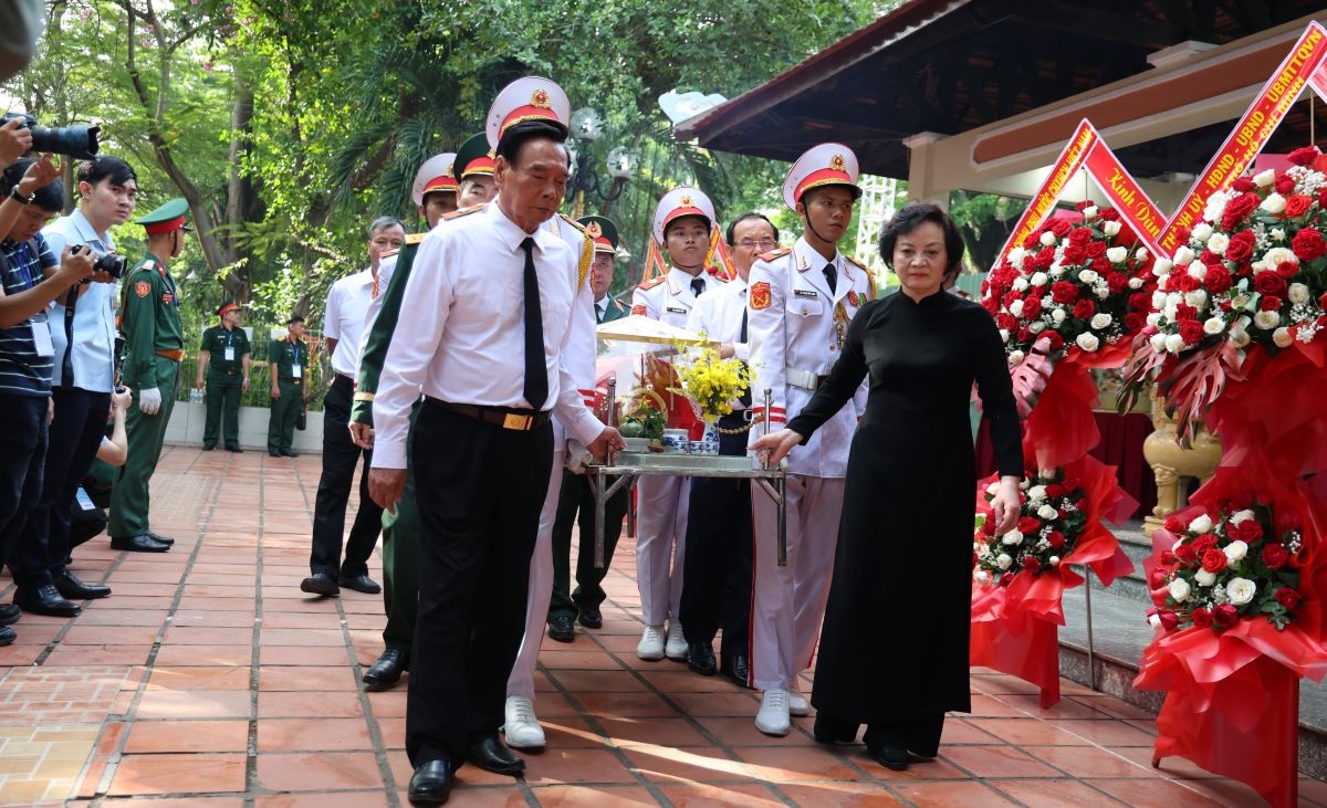The remain of a fallen soldier is brought to the funeral home (Photo: Ty Huynh/VOV-Ho Chi Minh City)