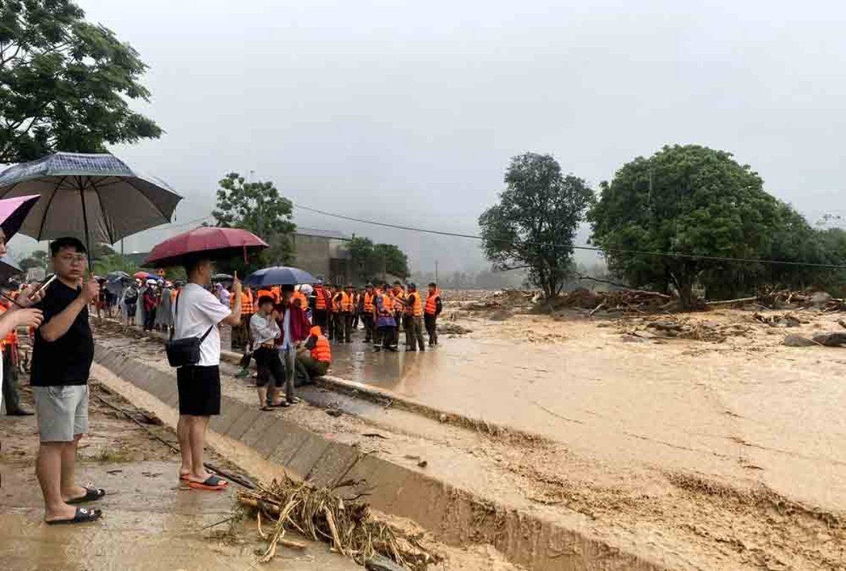 Hơn 500 cán bộ, chiến sĩ thuộc các lực lượng quân đội, công an tham gia tìm kiếm cứu hộ, cứu nạn tại vùng lũ Mường Than. Ảnh: Khắc Kiên/VOV-Tây Bắc