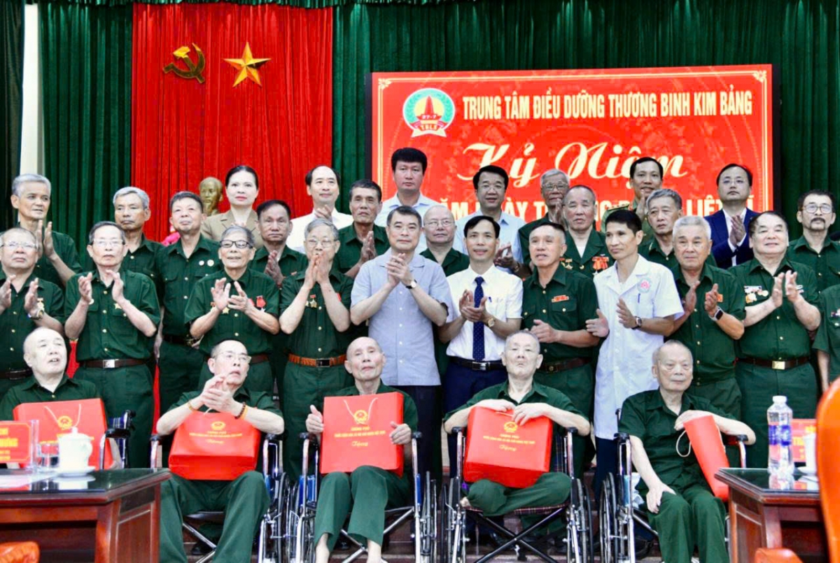 フン首相はニンビン省のキムバン傷病軍人療養センターを訪れる（写真：Lại Hoa/VOV）