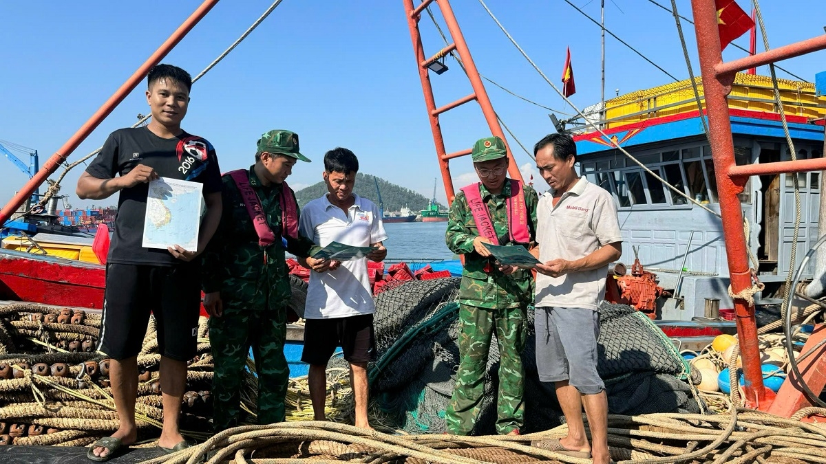 Soldiers of Flotilla 38 visits vessels to inform fishermen about IUU. (Photo: Quang Huy/VOV)
