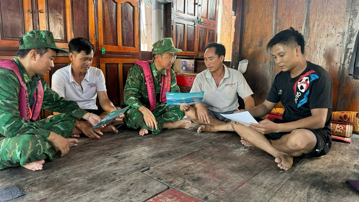Flotilla 38 steps up awareness campaigns among fishermen (Photo: Quang Huy/VOV)