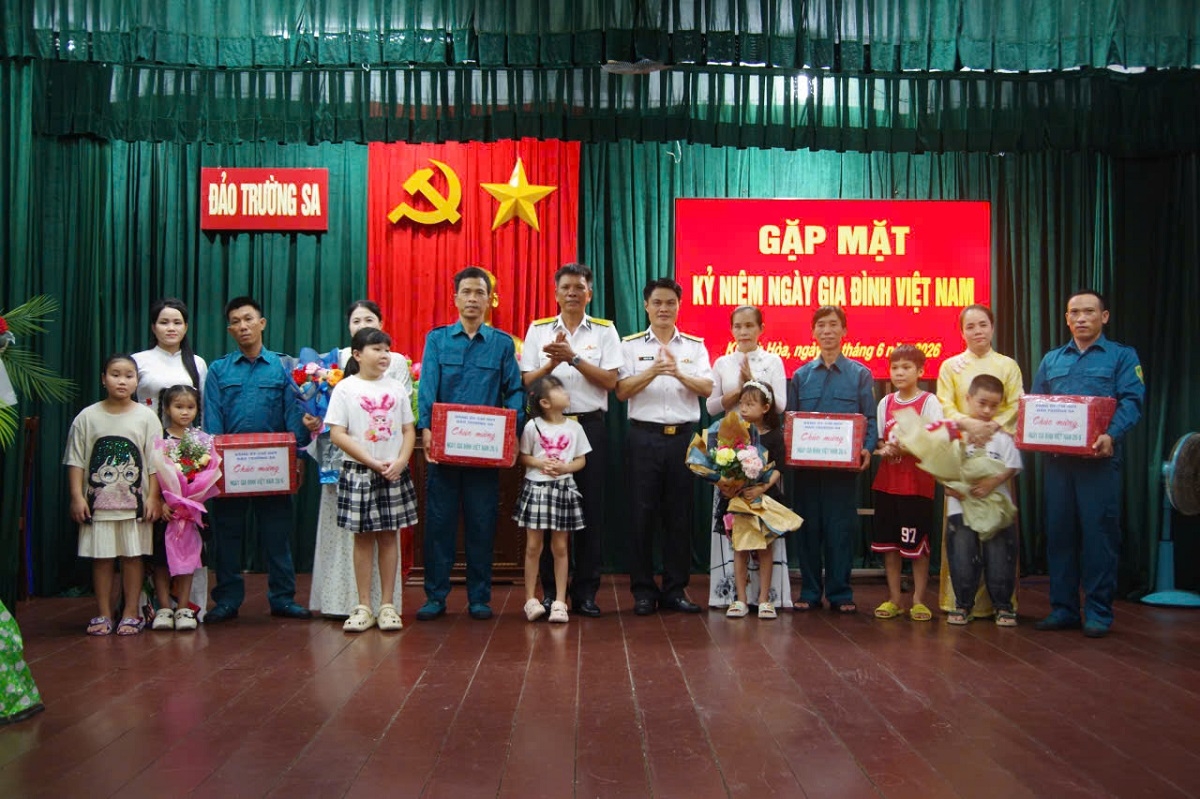 The Party Committee and command of Truong Sa archipelago present gifts to local families. (Photo: Thu Lan/VOV)