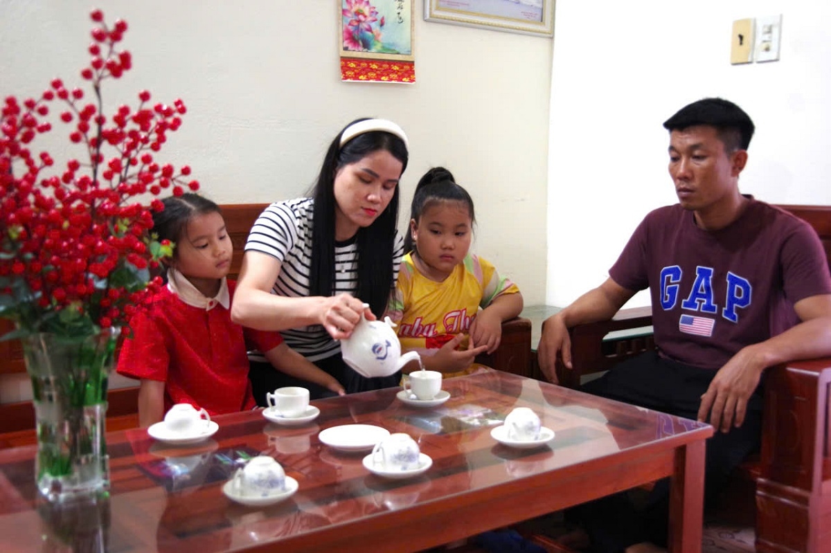 A family on Truong Sa archipelago. (Photo: Thu Lan/VOV)