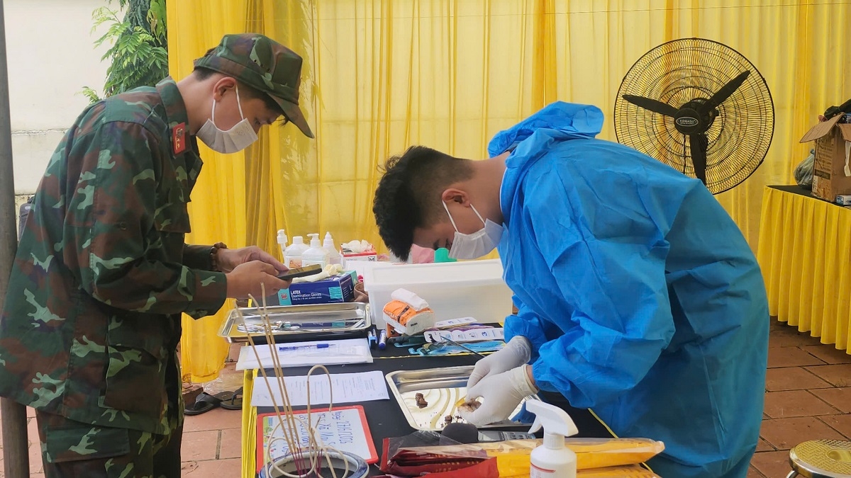 Collect biological samples of the remains of fallen soldiers at Mai Son cemetery (Photo: Thanh Thuy/VOV-Northwest Region)