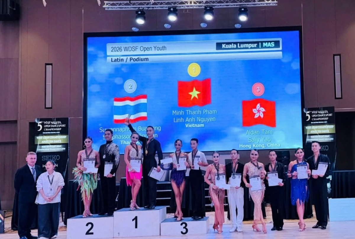 Das vietnamesische Duo Pham Minh Thanh und Nguyen Linh Anh gewinnt in der Kategorie „WDSF Open Youth Latin“ die Goldmedaille. (Foto: baohaiphong.vn)