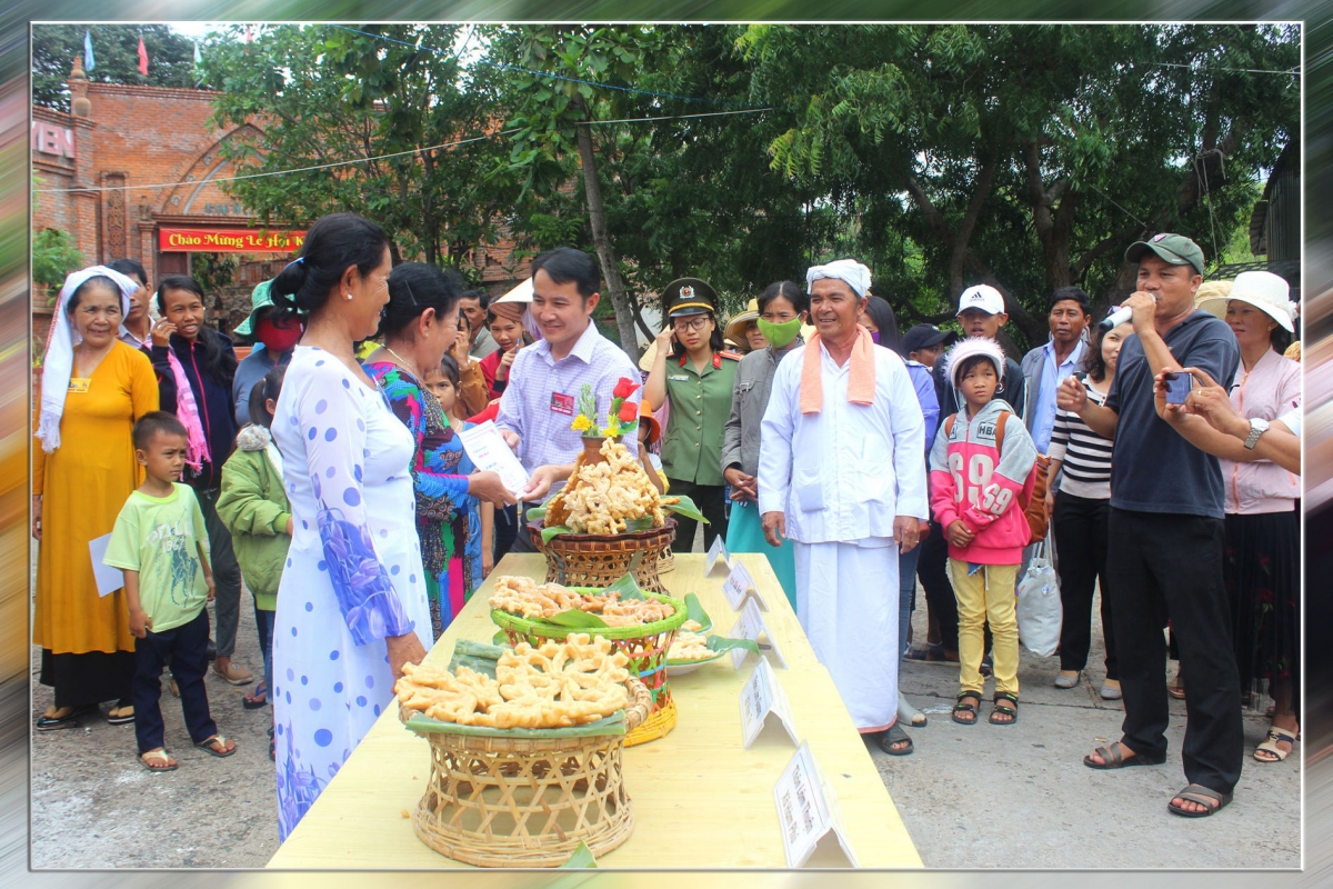 การจัดงานประกวดทำขนมขิงเพื่อมีส่วนร่วมอนุรักษ์อาชีพนี้(baolamdong.vn)
