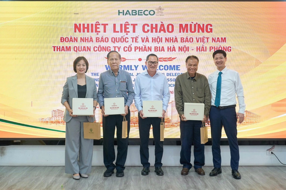 តំណាងប្រតិភូអ្នក​កាសែតអន្តរជាតិ ទស្សនារោងចក្រស្រាបៀរហាយហ្វុង​។ រូបថត៖ VNA