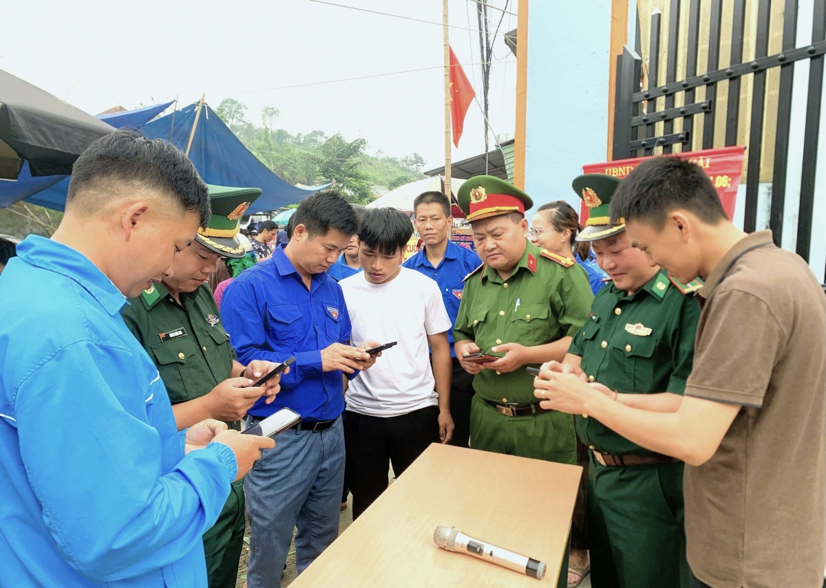 Hướng dẫn người dân áp dụng công nghệ số trong lao động, sản xuất.