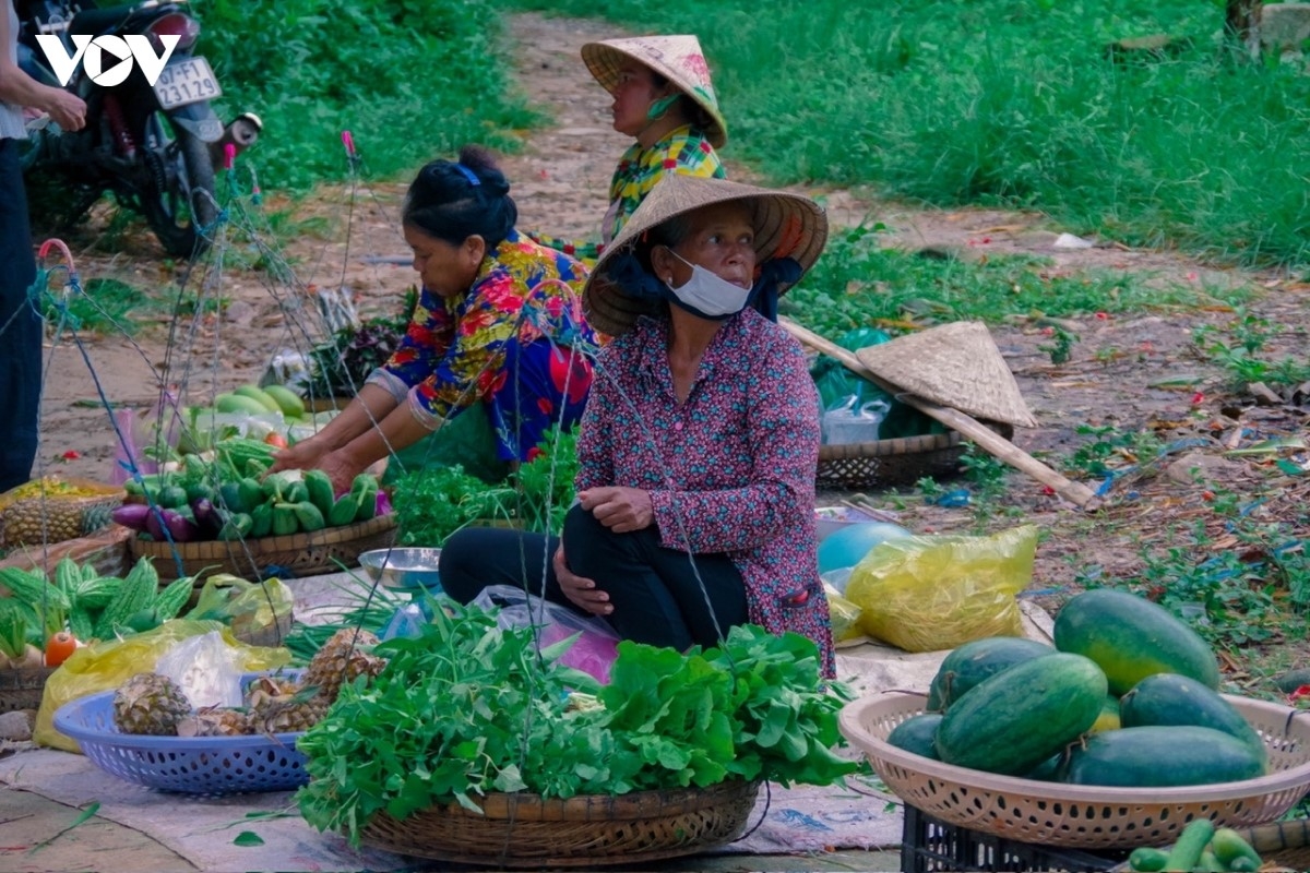 Hàng hóa tại chợ mây không chỉ được vận chuyển từ dưới xuôi lên mà phần nhiều là những sản vật kết tinh từ chính bàn tay lao động của người dân nơi đây.