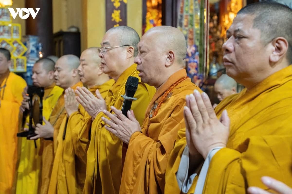 Các Hòa thượng, Thượng tọa, Đại đức, tăng ni và phật tử chùa Quán Sứ tụng kinh và nghi lễ tâm linh nhằm bày tỏ lòng thành kính, biết ơn. Trong Phật giáo, các chùa chỉ thỉnh chuông, trống bát nhã trong các sự kiện lớn của đất nước.