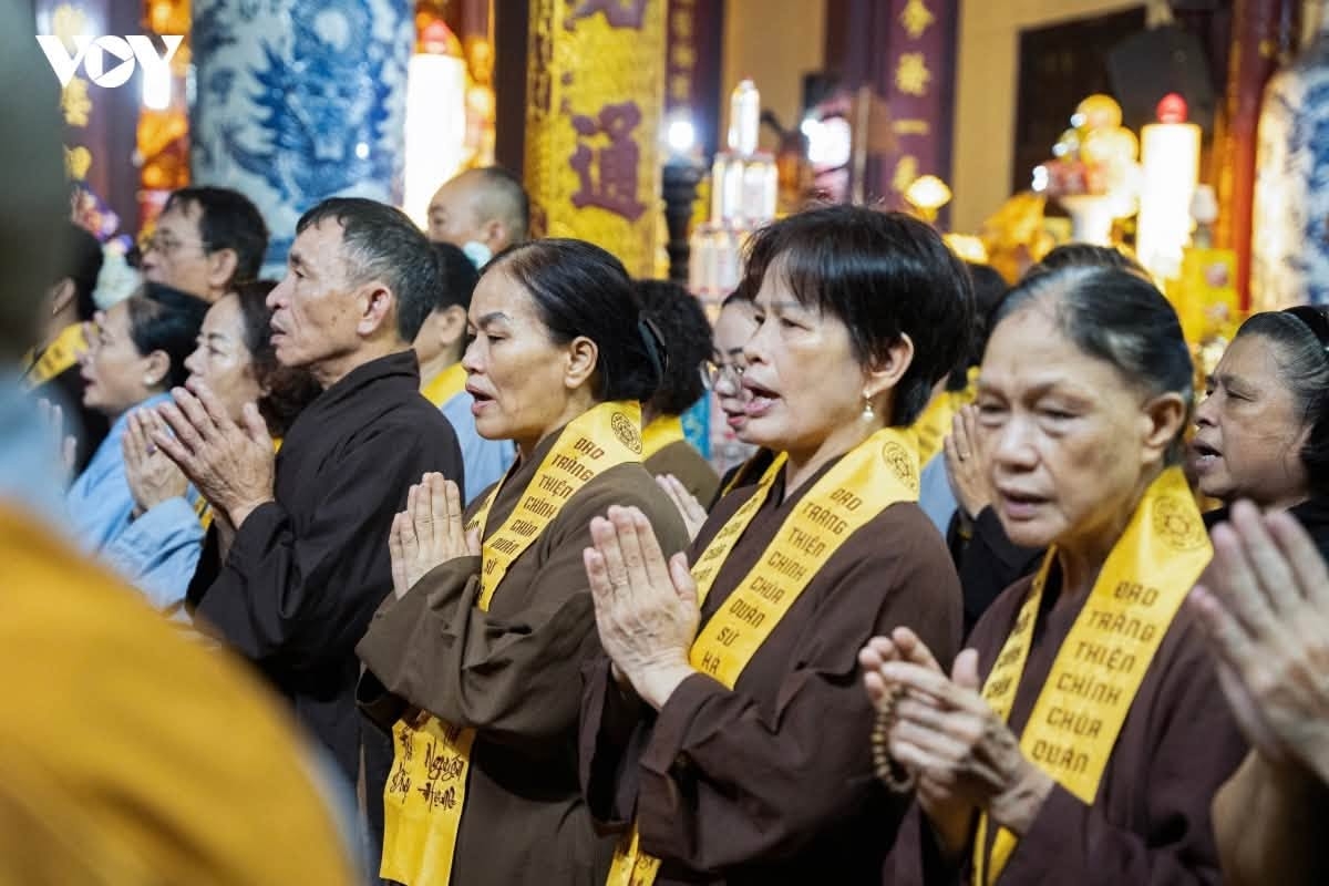 Đông đảo phật tử, người dân có mặt tại chùa Quán Sứ thành tâm tụng kinh, cầu cho các Anh hùng liệt sĩ đã hy sinh xương máu vì nền độc lập của dân tộc, vì sự nghiệp thống nhất đất nước, vì cuộc sống bình yên, hạnh phúc cho Nhân dân.