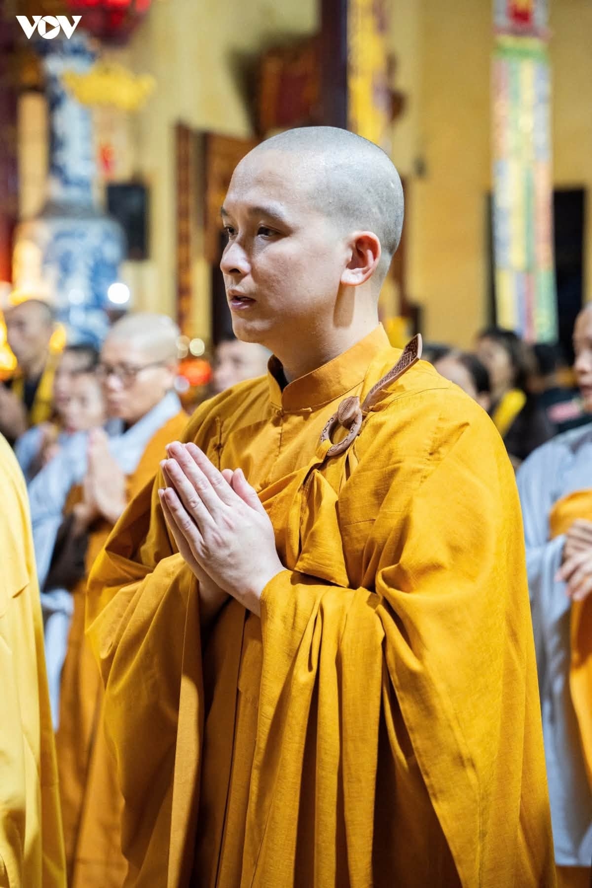 Bên trong chánh điện chùa Quán Sứ, các sư thầy đọc kinh trong không khí trang nghiêm.