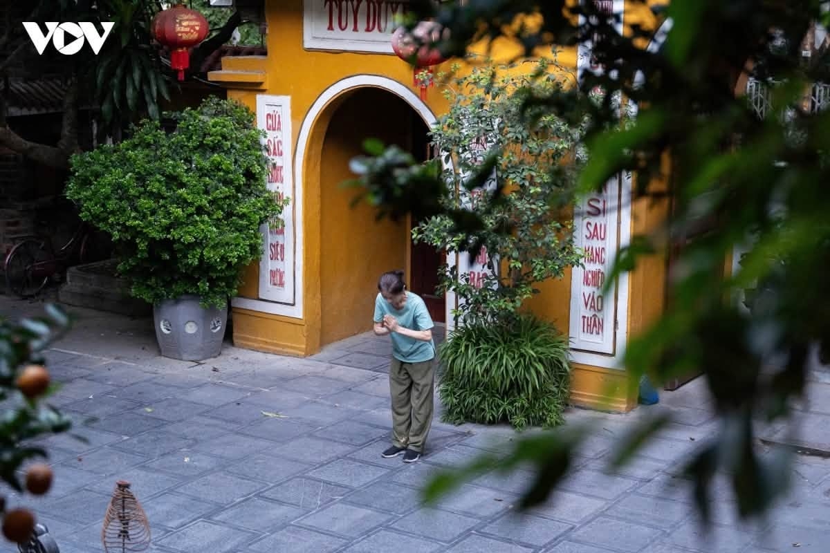 Người dân, Phật tử và du khách có thể ghé thăm các ngôi chùa, cơ sở tự viện trên khắp cả nước để nhất tâm cầu nguyện. Sau nghi thức cử ba hồi chuông Bát Nhã, các chùa đồng loạt tụng kinh, cầu siêu, tưởng niệm các Anh hùng liệt sĩ, cầu nguyện hương linh các liệt sĩ được siêu sinh về cõi an lành, đồng thời phù hộ cho con cháu và đất nước luôn hòa bình, phồn vinh, thịnh vượng.