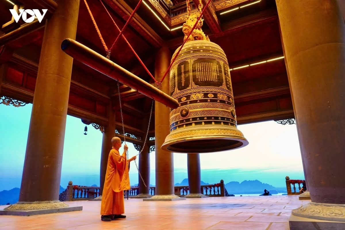 Mỗi tiếng chuông ngân lên là một lời nguyện cầu, và dâng nén tâm hương lên những người đã hiến trọn đời mình cho non sông gấm vóc. Đó cũng là lời nhắc nhở mỗi chúng ta phải luôn gìn giữ đạo lý “Uống nước nhớ nguồn”, nuôi lớn tâm từ bi, biết ơn và trách nhiệm đối với quê hương, đất nước.