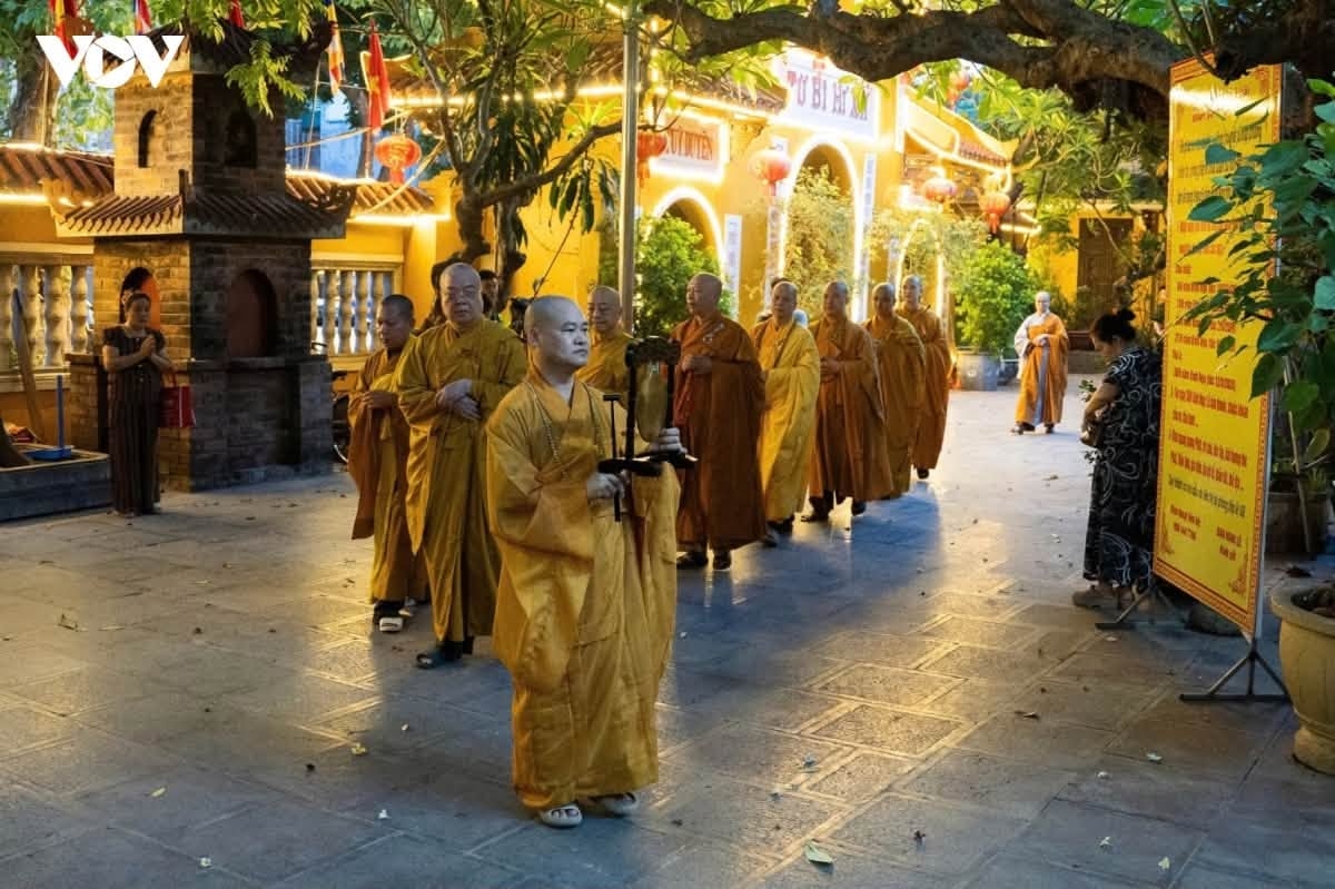 Nghi thức thỉnh ba hồi chuông trống Bát Nhã là nghi thức trang trọng của Phật giáo. Mỗi khi có đại lễ lớn, các chùa và chư Tăng Ni đều cử hành ba hồi chuông trống Bát Nhã, thể hiện sự thiêng liêng và truyền thống đặc biệt đến với tất cả muôn loài chúng sinh, không chỉ con người mà cả chúng sinh hữu tình, vô tình. Tất cả chúng sinh cùng hướng tâm về một lòng, một hướng. Từ đó, sẽ có sự linh thiêng, giao hòa, kết nối đặc biệt, kết nối từ quá khứ đến hiện tại và mang lại lợi ích cho tương lai.