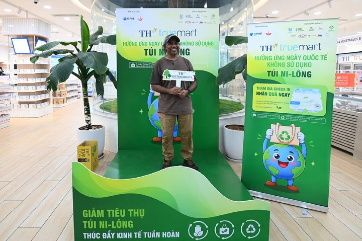 Khách hàng check-in xanh hưởng ứng Ngày quốc tế không sử dụng túi nilon tại TH true mart.