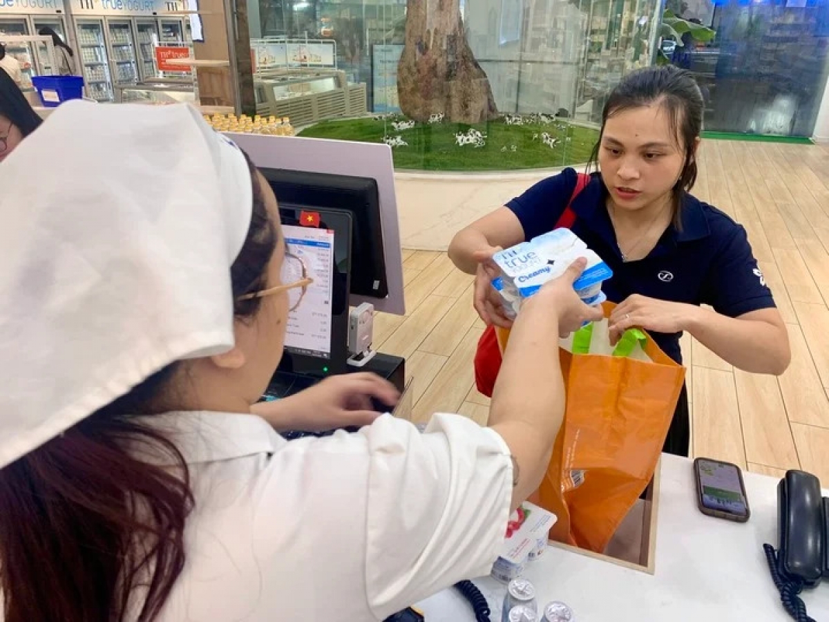 Chị Đỗ Thị Ngân sử dụng túi sinh thái thay thế túi dùng một lần khi mua sắm tại cửa hàng TH true mart 34 Hoàng Quốc Việt – Hà Nội.