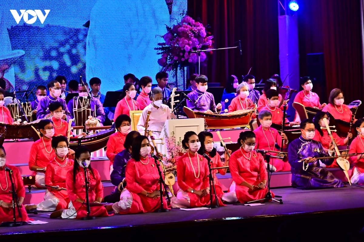 สมเด็จพระกนิษฐาธิราชเจ้า กรมสมเด็จพระเทพรัตนราชสุดา ฯ สยามบรมราชกุมารี ทรงประพันธ์และร่วมการแสดงโดยทรงชุดอ่าวหญ่าย (Áo dài)  ณ จุฬาลงกรณ์มหาวิทยาลัย ในคอนเสิร์ตฉลองครบรอบ 107 ปีการก่อตั้งจุฬาลงกรณ์มหาวิทยาลัย  