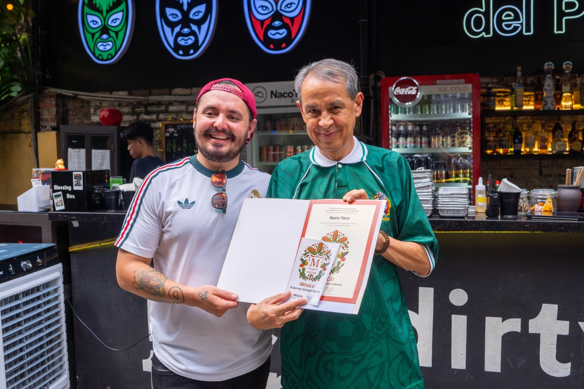 Naco Taco's founder Octavio Muñoz and Mexican Ambassador to Vietnam Alejandro Negrín Muñoz (R) (Photo credit: Naco Taco)