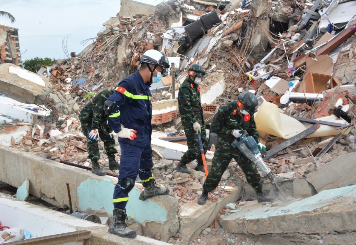 Rescatistas vietnamitas realizan labores de búsqueda de las víctimas del terremoto en Venezuela. Foto: VOV