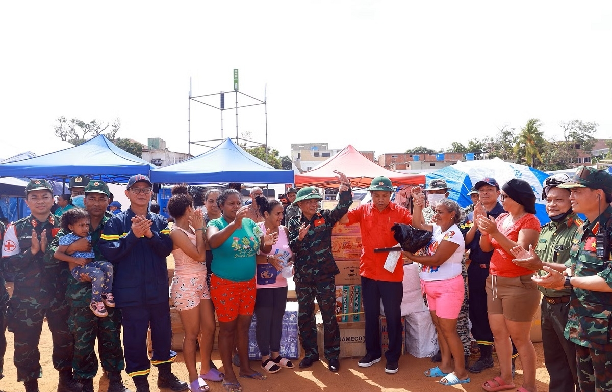 The delegation also visit and support approximately 500 families who lost their homes and are facing extremely difficult circumstances. They donate medical equipment, medicines, food, tents, and 15,000 USD to help affected communities recover from the disaster. (Photo: Ministry of Public Security)