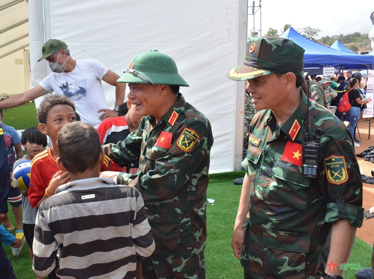 Members of the delegation visit and encourage children in quake-hit communities. (Photo: Vietnam People's Army)