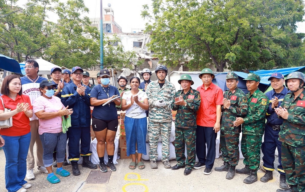 The timely arrival of the Vietnamese rescue team, alongside their dedicated humanitarian work, serves as a powerful symbol of solidarity. Their presence offers the Venezuelan people profound comfort and hope while they recover from severe disaster damage. (Photo: Ministry of Public Security)