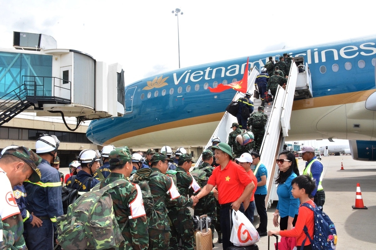 After nearly two weeks of search-and-rescue operations in La Guaira, the 124 military and police personnel of the Vietnamese rescue delegation depart for home on July 11.