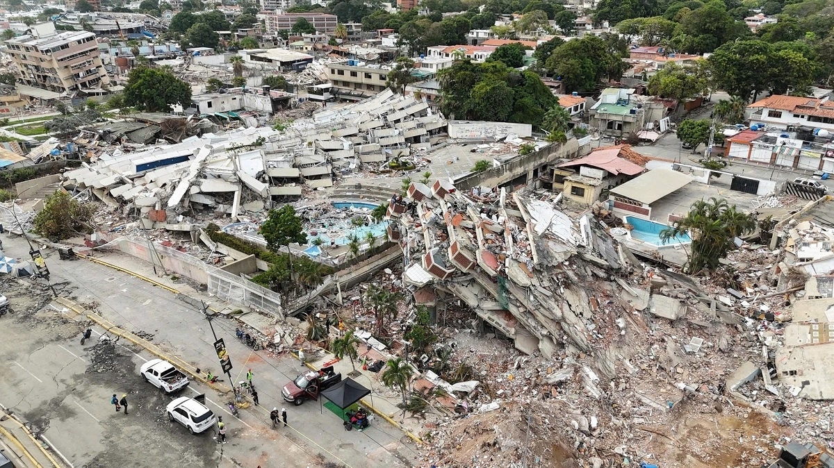 The disaster zone at Playa Grande remains highly hazardous. Concrete structures have collapsed, buildings are unstable, and secondary landslides threaten at any moment. (Photo: Ministry of Public Security)