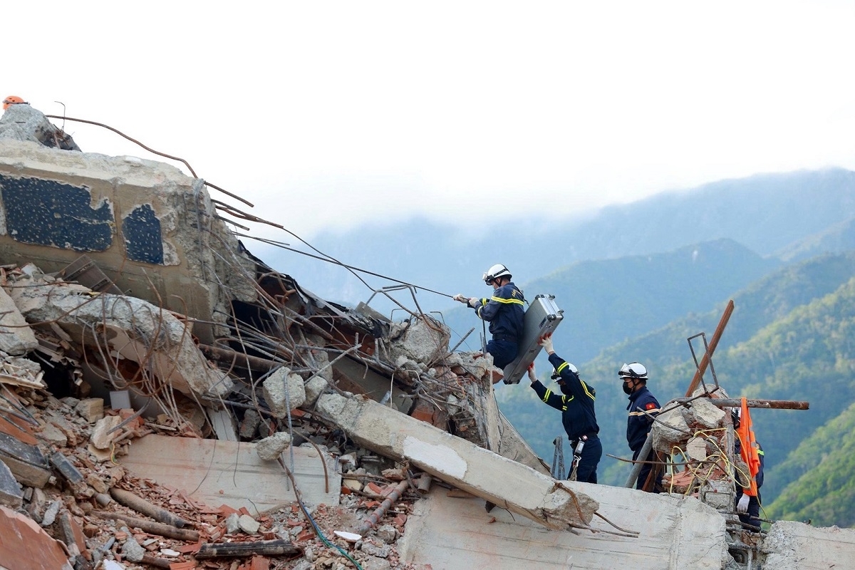Vietnamese rescuers scramble and climb over dangerous debris to find survivors. (Photo: Ministry of Public Security)
