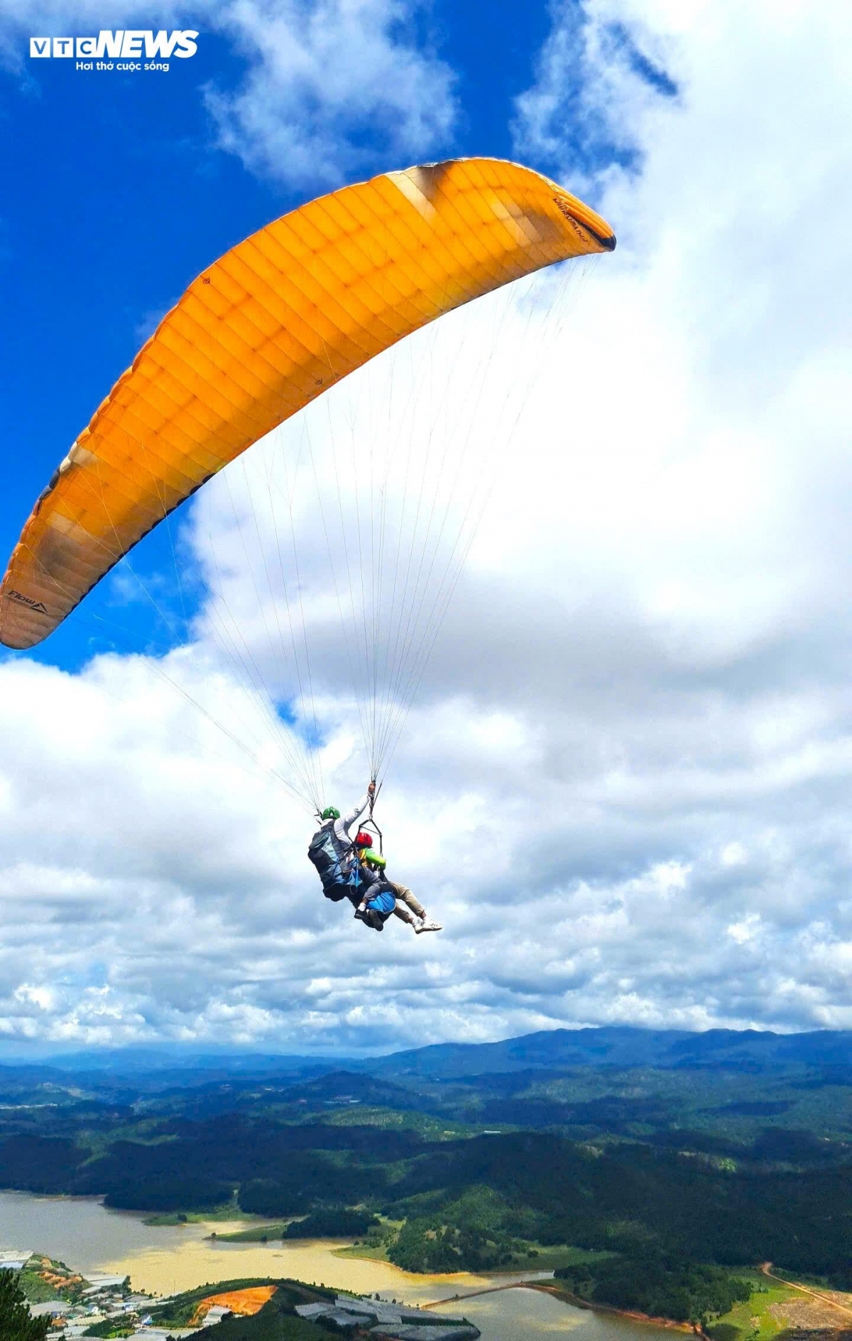 Theo đại diện Fly Dalat, mỗi ngày chỉ có thể thực hiện khoảng 10 - 20 chuyến bay và ưu tiên phục vụ khách đã đặt lịch trước qua mạng. Dịch vụ bay từ đỉnh LangBiang mới triển khai được 2 tháng nhưng du khách trong nhiều du khách lưu trú dài ngày tại Đà Lạt đã quay lại để thực hiện chuyến bay thứ hai.