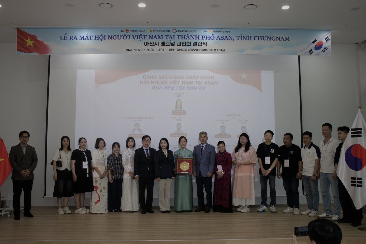 Đại sứ quán Việt Nam tại Hàn Quốc tặng quà nhân dịp ra mắt Hội người Việt Nam tại Asan.