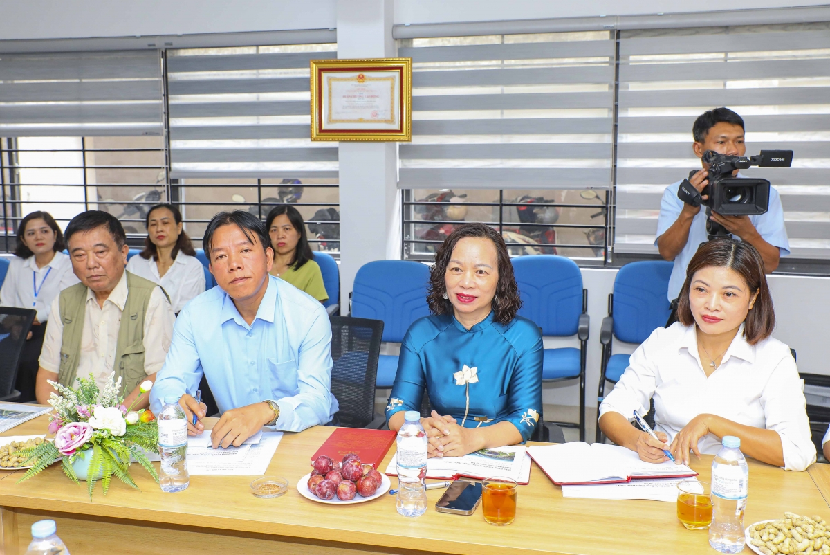 La directrice du Musée de la Victoire de Diên Biên Phu, Vu Thi Tuyêt Nga, en ao dài, lors de la séance de travail avec la délégation française. Photo: IFV
