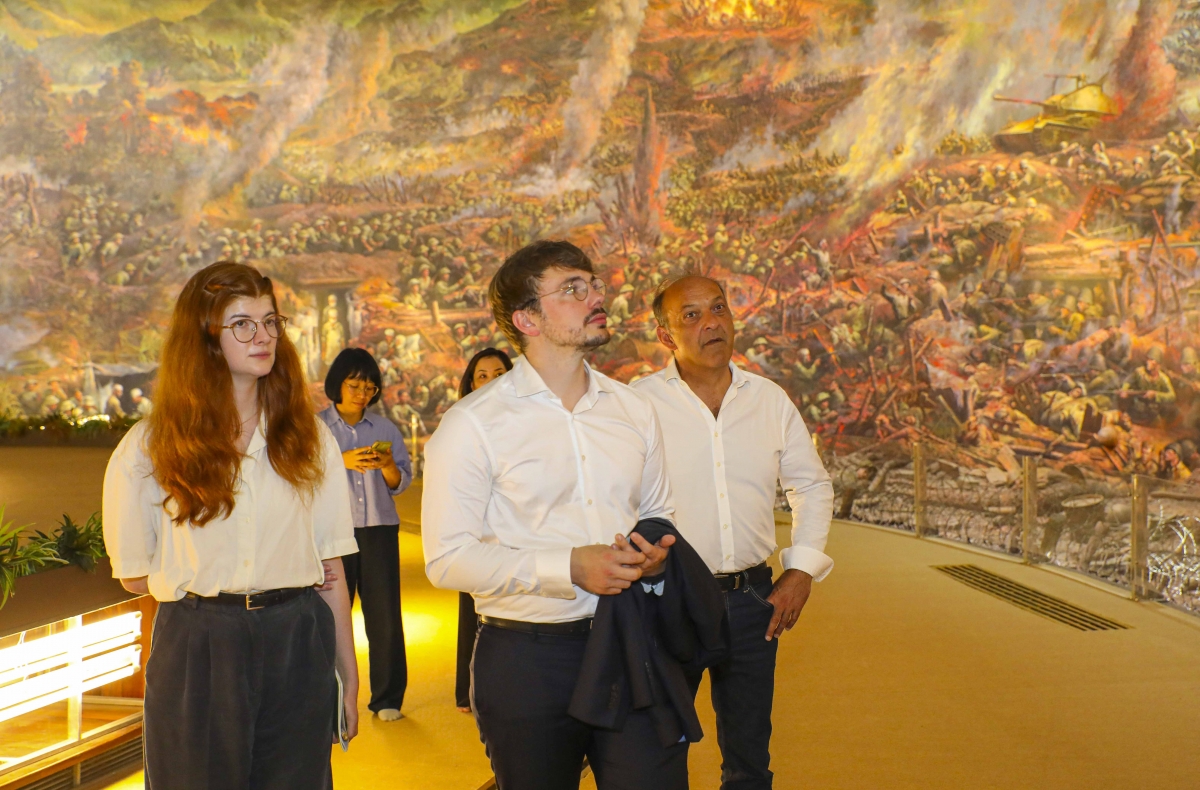 Les experts du Mémorial de Caen visitent les espaces d'exposition du Musée de la Victoire de Diên Biên Phu. Photo: IFV