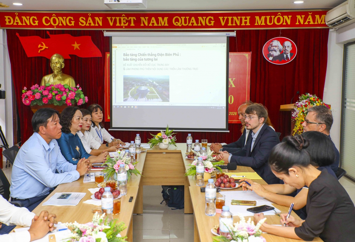 L’ambassadeur de France au Vietnam, Olivier Brochet, et des experts du Mémorial de Caen échangent avec les responsables du Musée de la Victoire de Diên Biên Phu autour du projet de rénovation de l’établissement. Photo: IFV