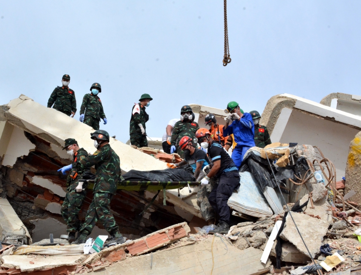 Rescatistas vietnamitas y fuerzas locales trabajan juntos para sacar el cuerpo de una víctima de una estructura colapsada en Playa Grande, en el estado de La Guaira, el 4 de julio. Foto: vov.vn