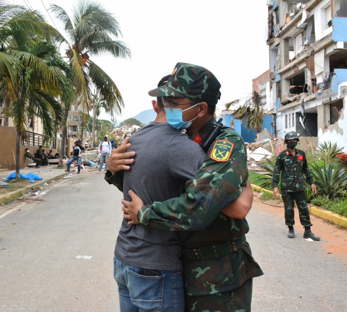 Un habitante local expresa su agradecimiento a los rescatistas vietnamitas por recuperar el cuerpo de su madre de un edificio colapsado. Foto: vov.vn