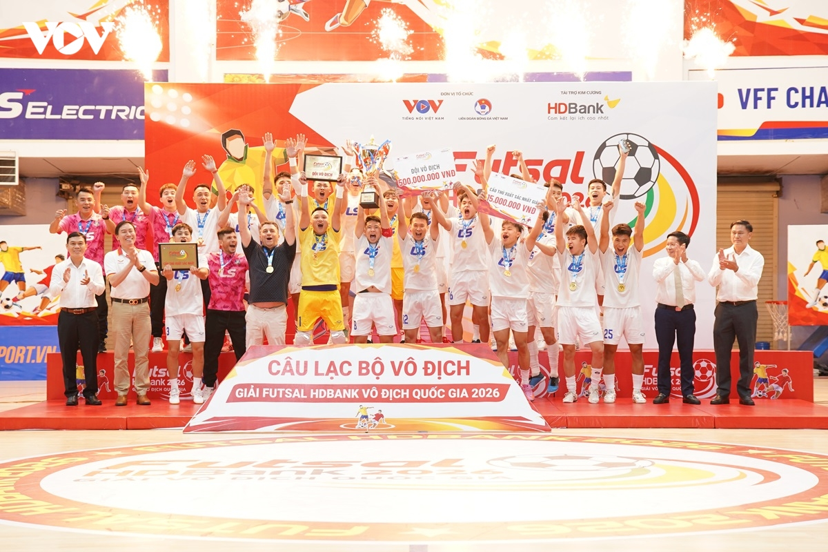 Der Thai-Son-Bac-Club feiert den Meistertitel.