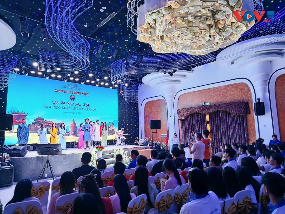Tối 17/7, tại thành phố Huế, hơn 100 thanh niên, sinh viên kiều bào đến từ 32 quốc gia và vùng lãnh thổ tham gia Chương trình giao lưu tiếng Việt. Đây là hoạt động ý nghĩa nhằm tăng cường sự gắn kết, giao lưu giữa các thành viên tham dự Trại Hè, đồng thời giúp các bạn trẻ kiều bào trau dồi và nâng cao vốn tiếng Việt. Ảnh: Đức Anh/VOV5